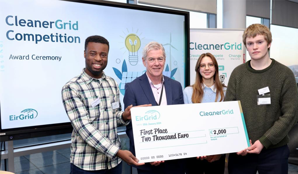 TU Dublin students Ugochukwu Uzoukwu, Alexsandra Dozorova and Jack Brady receive their CleanerGrid Award from EirGrid Chief Executive Mark Foley.