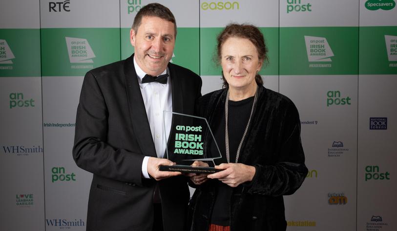 Máirtín Mac Con Iomaire and Dorothy Cashman with their award